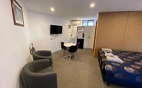 Golden Country Motel And Caravan Park